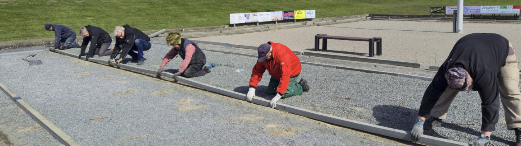 Fleißige Hände bringen das Boulodrom in Schuss